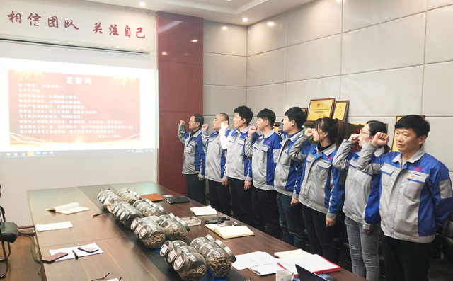 楊建剛總經(jīng)理帶領全體營銷人員宣誓