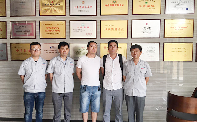客戶訂購(gòu)金屬激光切割機(jī)